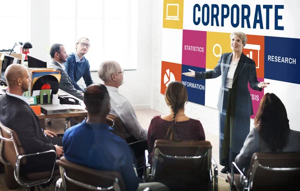 Geschäftsleute bei Konferenz — Stockfoto