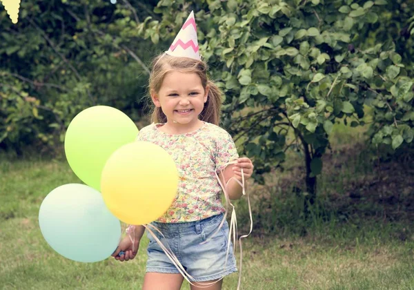 Meisje met ballonnen — Stockfoto