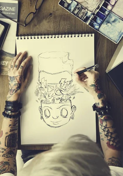 Femme avec des tatouages dessin — Photo