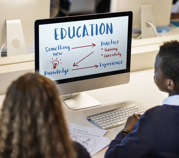 Klasgenoot leerlingen met behulp van computer — Stockfoto