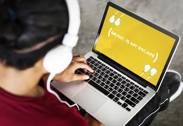 Ragazzo utilizzando il computer portatile — Foto Stock