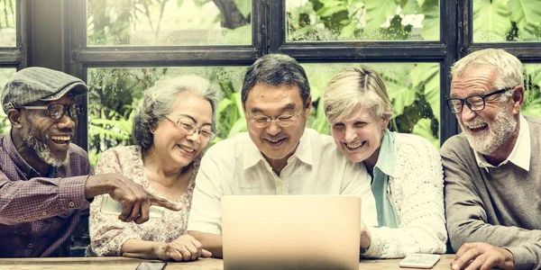 Senior vrienden met behulp van digitale apparaten — Stockfoto