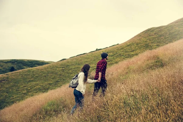 Jovem casal em montanhas — Fotografia de Stock