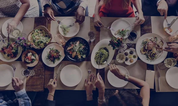 Lidé jedí v restauraci — Stock fotografie