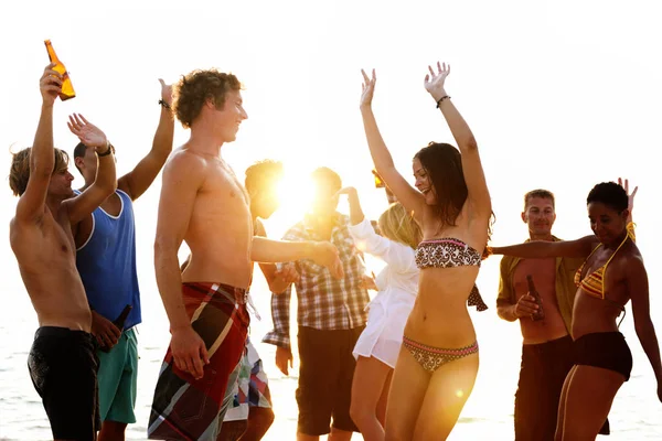 人々 を楽しんでビーチ パーティー — ストック写真