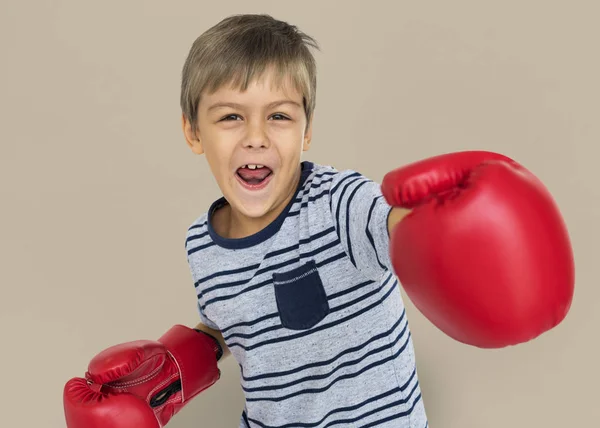 Niño usando guantes de boxeo — Foto de Stock