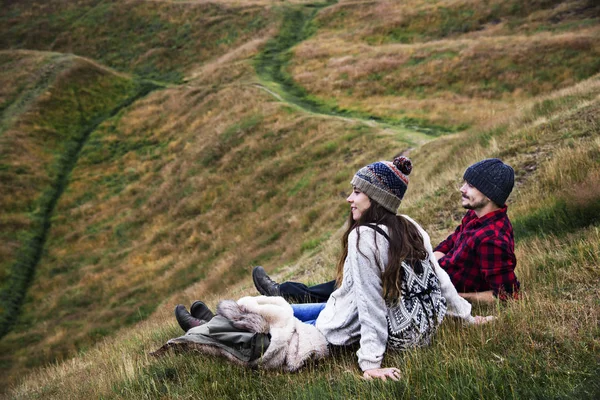 Jeune couple en montagne — Photo