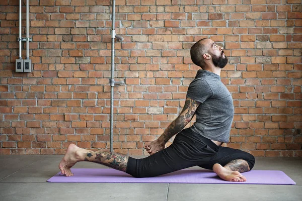 Yoga egzersiz egzersiz yapan erkek