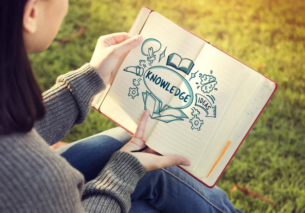 Mujer con cuaderno de papel en las manos —  Fotos de Stock