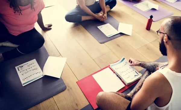 Pessoas fazendo joga — Fotografia de Stock