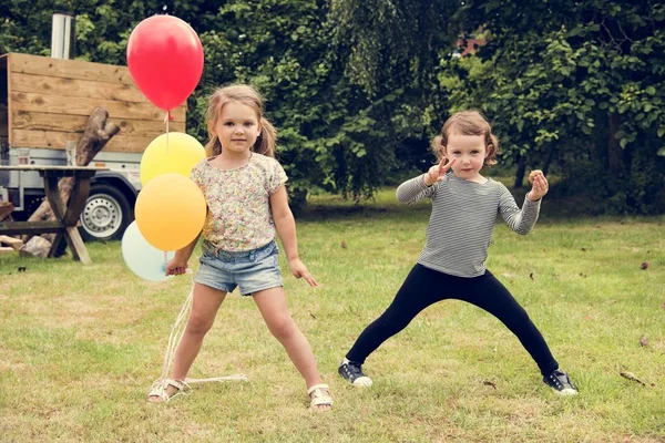 Crianças na festa de aniversário — Fotografia de Stock