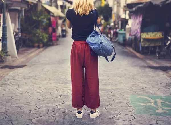 Mujer viajera explorando la ciudad — Foto de Stock