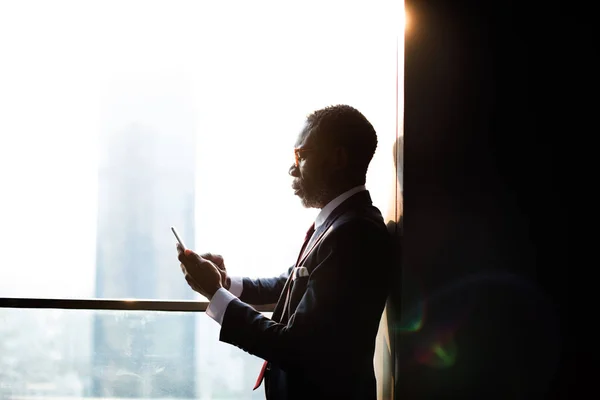 Homem africano usando smartphone — Fotografia de Stock