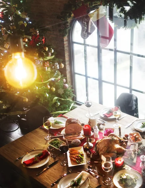 Tisch mit Weihnachtsessen — Stockfoto