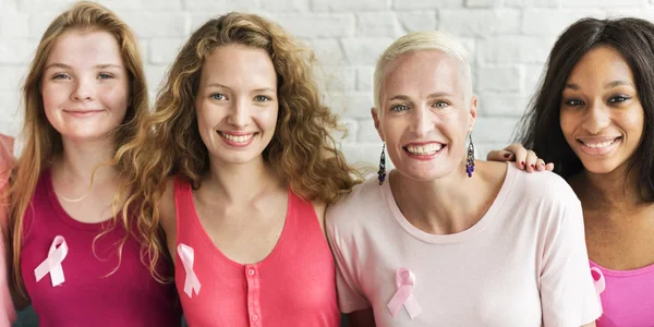 Diversidade mulheres com fitas rosa — Fotografia de Stock