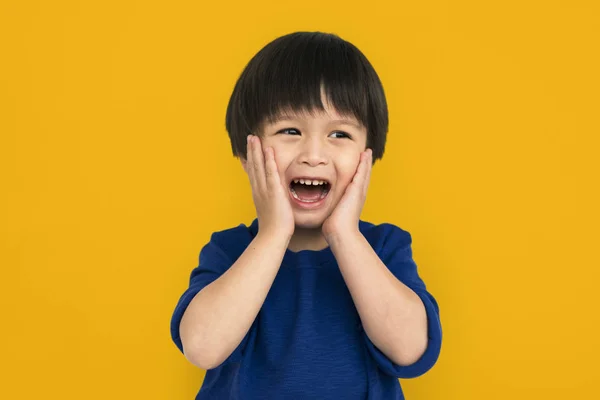 Angst asiatische Junge mit geöffnetem Mund — Stockfoto