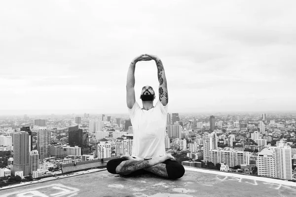 Uomo che pratica yoga — Foto Stock