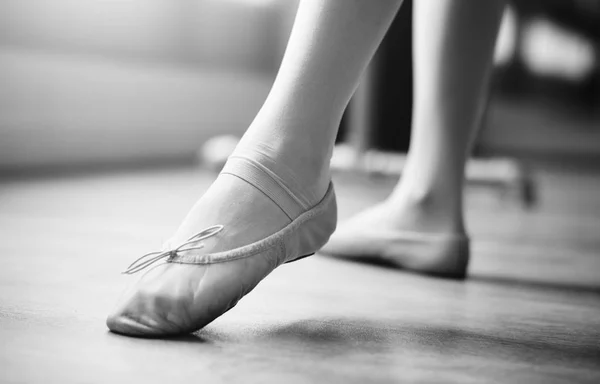 Ballerina legs in pointe shoes — Stock Photo, Image