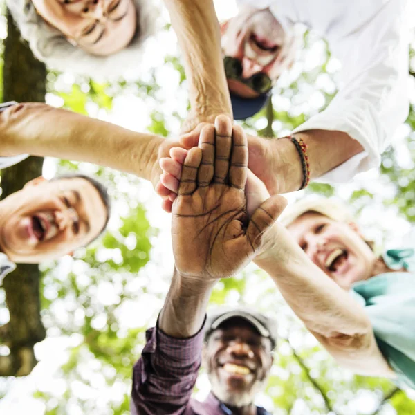 Senior vänner skakar hand — Stockfoto