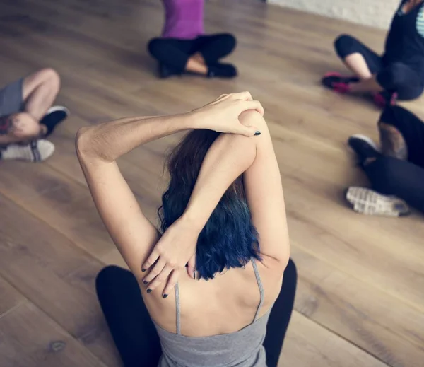 Sportovně založení lidé dělají, jóga protahování — Stock fotografie