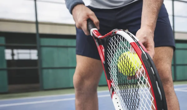 Jugador en pista de tenis —  Fotos de Stock