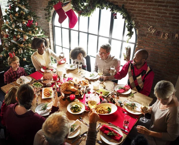 Familie feiert Heiligabend zu Hause — Stockfoto