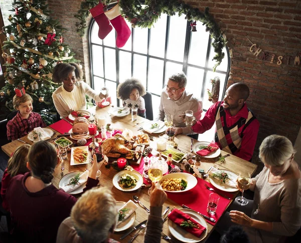 Família celebrando véspera de Natal em casa — Fotografia de Stock