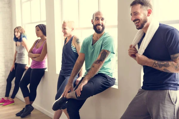 Menschen chillen nach Yoga — Stockfoto