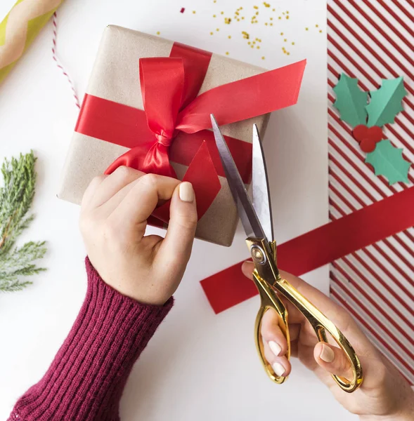 Mujer decorando regalo de Navidad —  Fotos de Stock