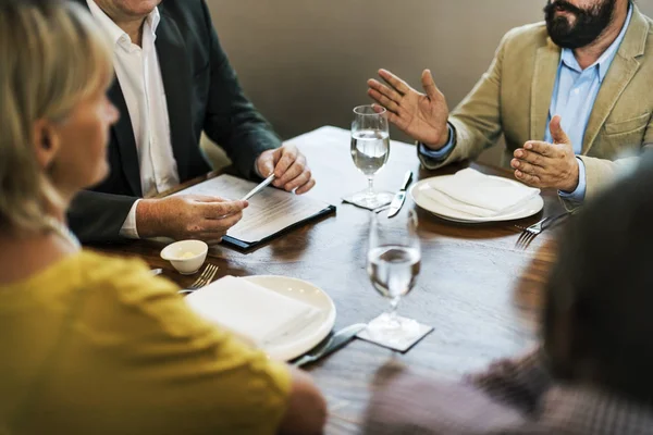 Reunión de negocios en restaurante — Foto de Stock