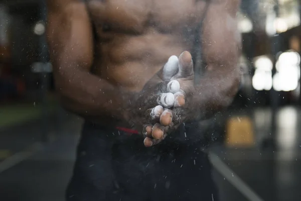 Hombre haciendo ejercicio en el gimnasio — Foto de Stock