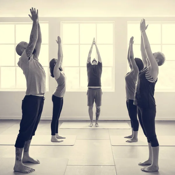 Insanlar Yoga pratik yapıyor — Stok fotoğraf