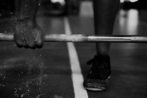 Hombre haciendo ejercicio en el gimnasio —  Fotos de Stock