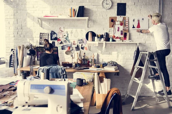 Diseñadores de moda que trabajan en Showroom — Foto de Stock