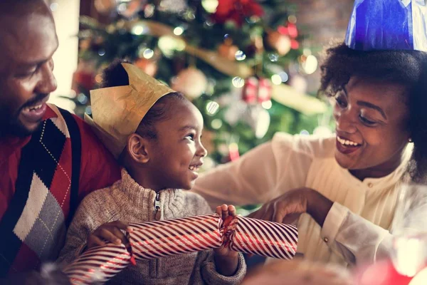 Schöne Familie feiert Weihnachten zusammen — Stockfoto