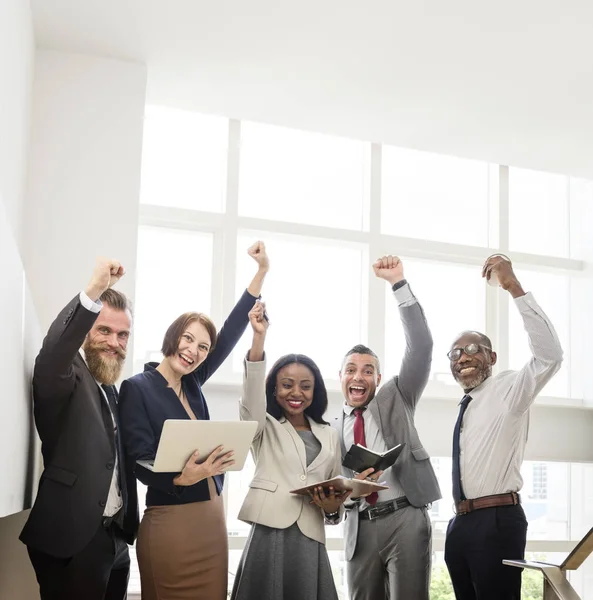 Geschäftsteam arbeitet zusammen — Stockfoto