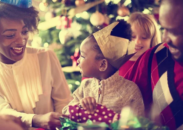 Bella famiglia che celebra il Natale insieme — Foto Stock