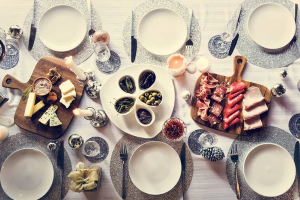 Mesa servida com comida no restaurante — Fotografia de Stock