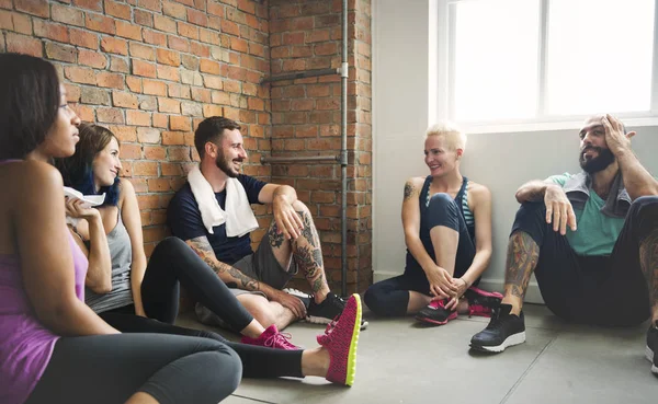 Menschen chillen nach Yoga — Stockfoto