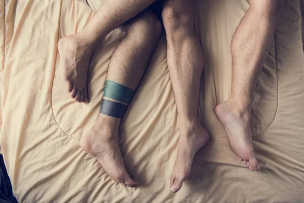 Гей-пара, лежащая вместе в постели — стоковое фото