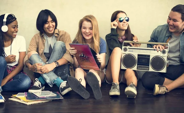 Adolescentes se divertem juntos — Fotografia de Stock