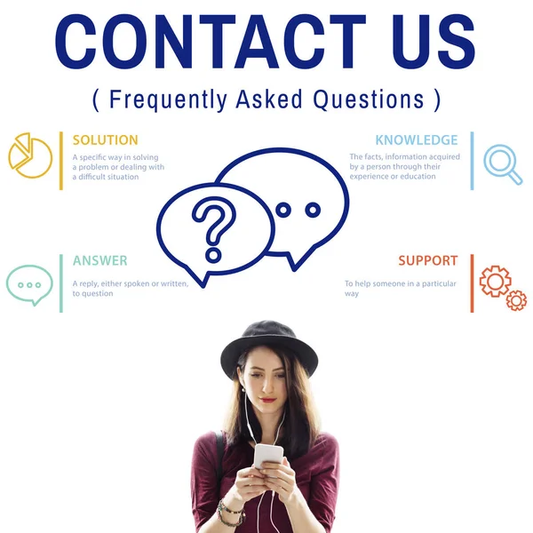 Akıllı telefon kullanan genç bir kadın.