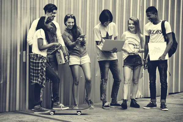 Divers adolescents s'amusent — Photo