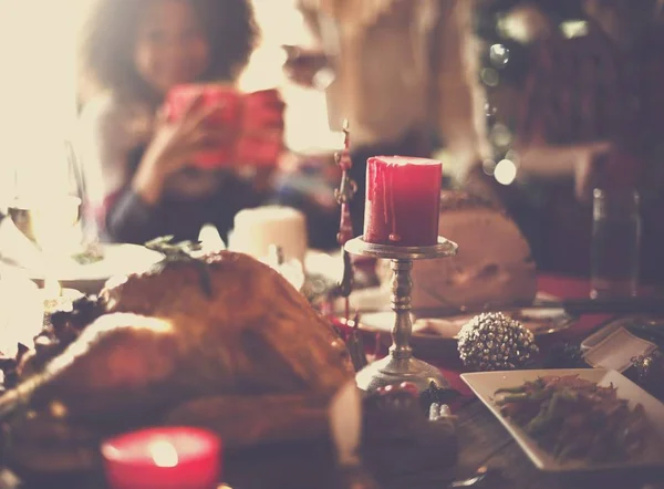 Mesa servida com comida e velas vermelhas — Fotografia de Stock