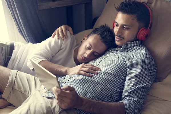 Schwules Paar legt zusammen — Stockfoto