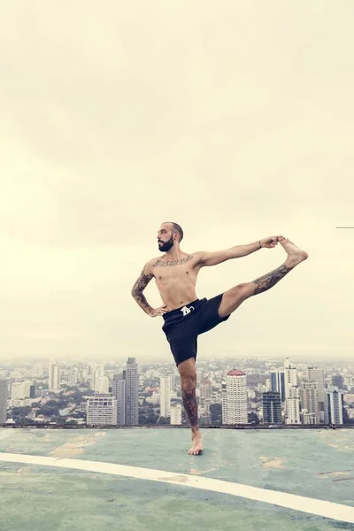 Homme pratiquant le yoga — Photo