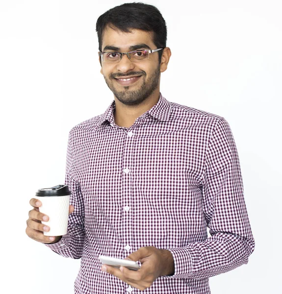Uomo indiano in possesso di tazza di caffè — Foto Stock