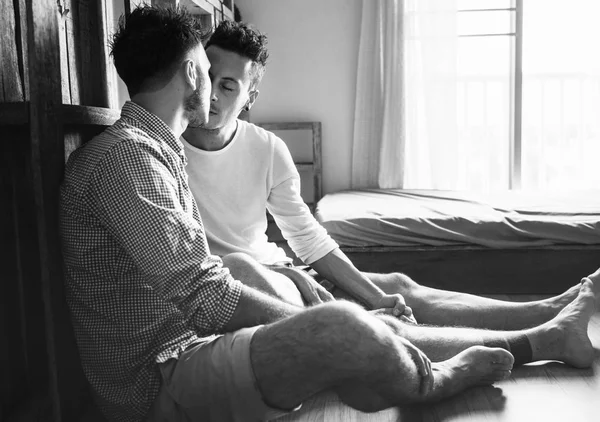 Embrasser couple gay — Photo