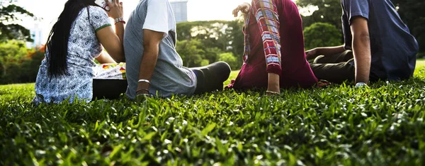 Indio amigos chilling en parque — Foto de Stock