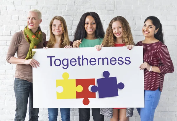 Frauen halten Plakat hoch — Stockfoto